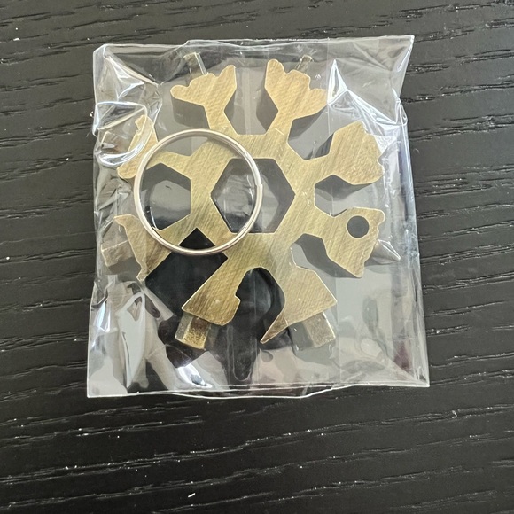 Multi-tool‎ keychain - Picture 1 of 2